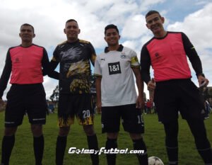 Jugadores organizados en la cancha en una formación de fútbol 8 en Bogotá.