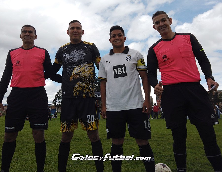 Jugadores organizados en la cancha en una formación de fútbol 8 en Bogotá.