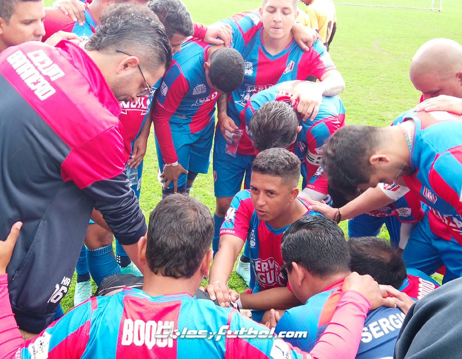 Equipo apoyando a portero de fútbol 8 en Bogotá