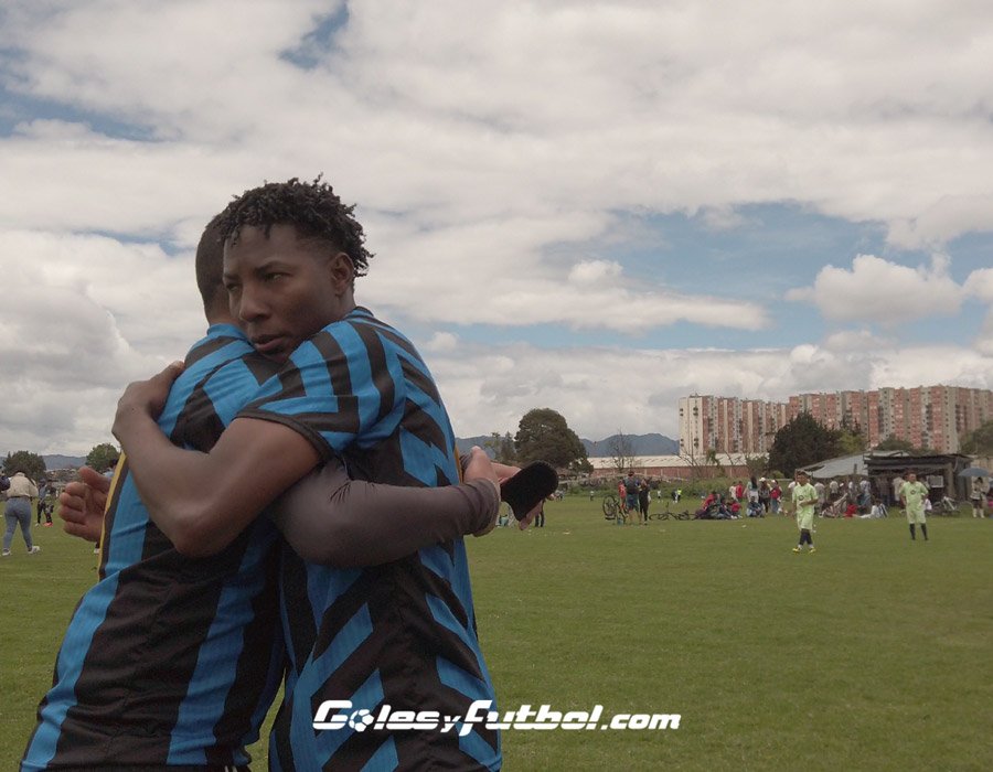 Abrazo de jugadores de fútbol 8 