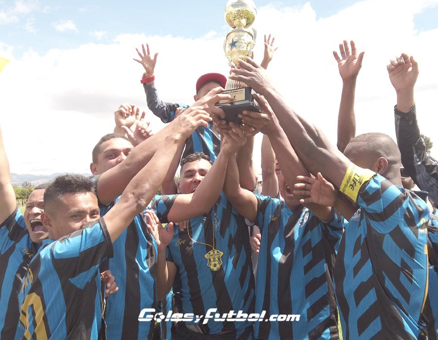 Jugadores celebrando un tro en fútbol 8