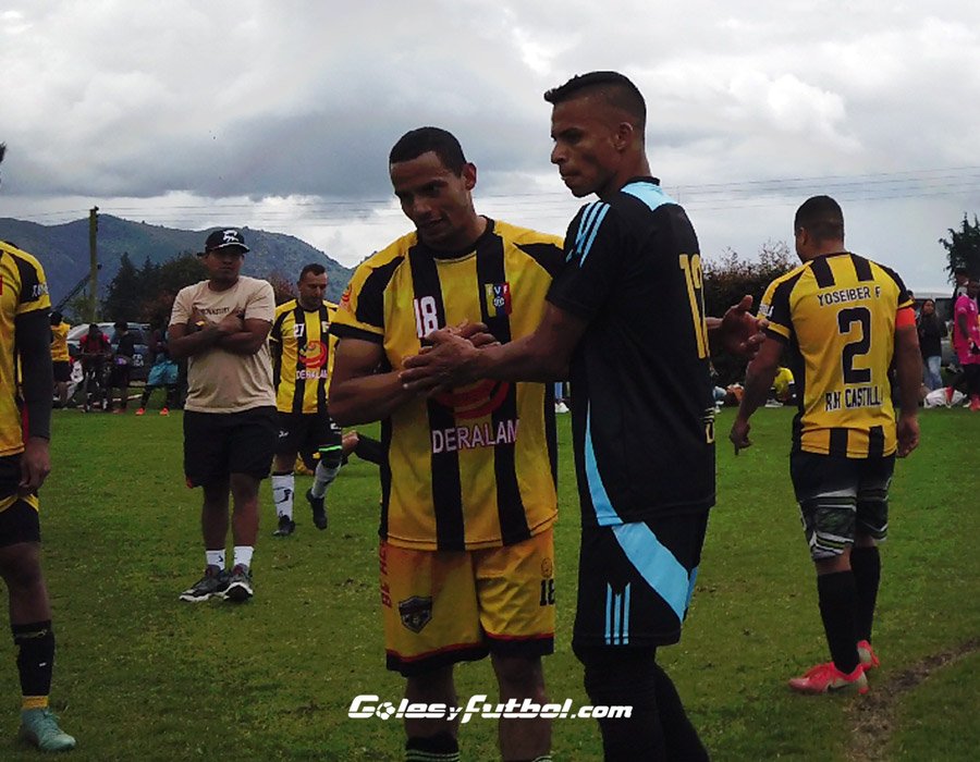 Saludo de jugadores en fútbol 8 en Bogotá