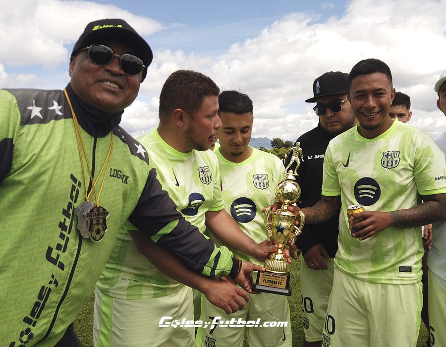 Entrega de premiación en torneo de fútbol 8 en Bogotá