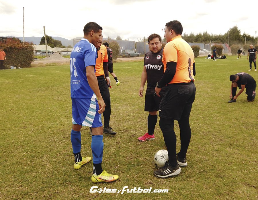 Jugadores y arbitros de torneo de fútbol 8 en Bogotá