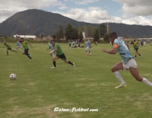 jugadores corriendo por balon en torneo de fútbol 8