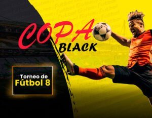 Jugador pateando balon para torneo de fútbol 8 en Bogotá