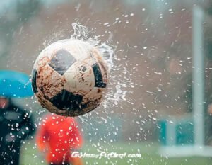 Balón de fútbol 8 en Bogotá bajo la lluvia