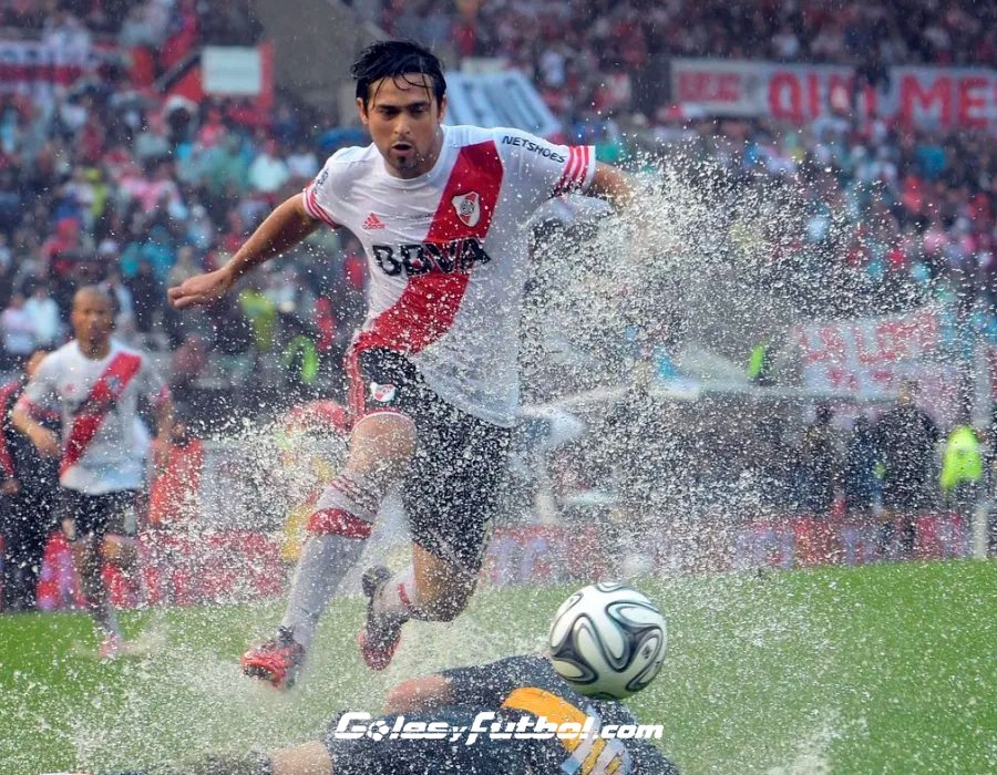Jugador de fútbol 8 con lluvia en Bogotá